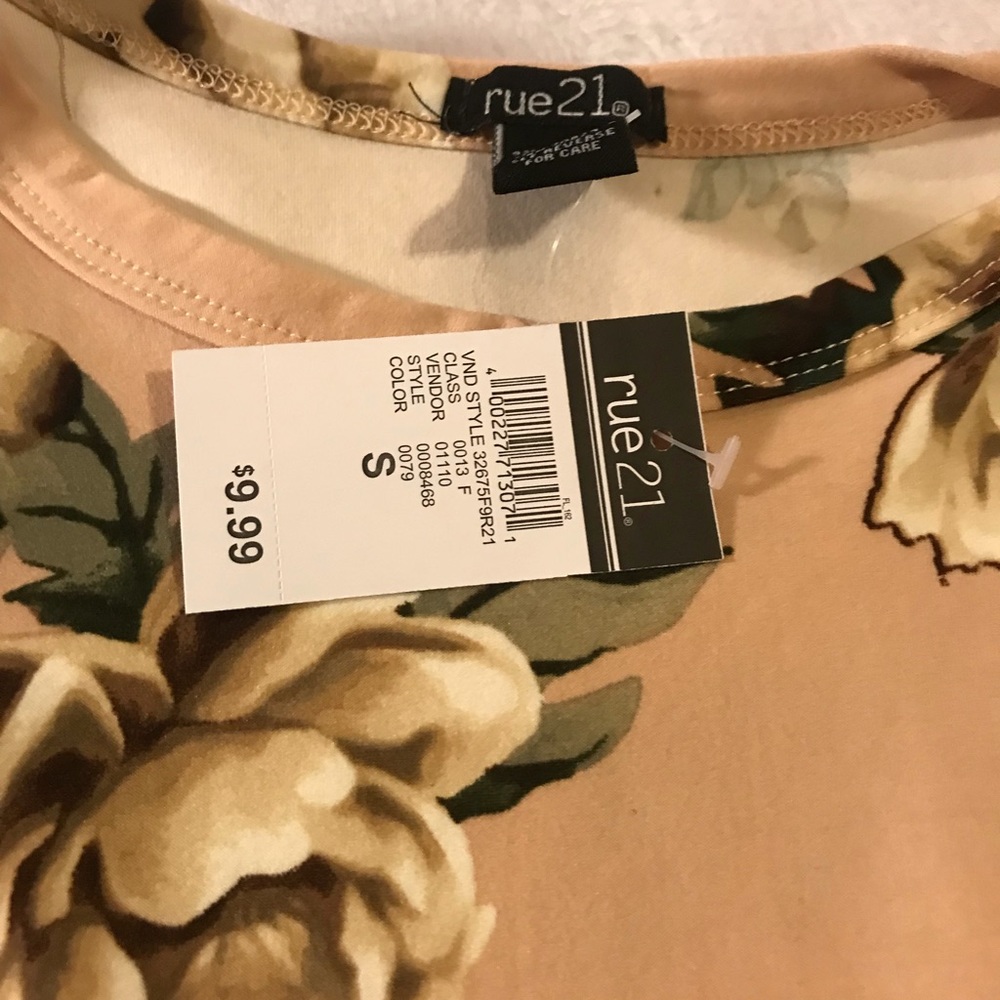 🚨🚨SOLD🚨🚨 BUNDLE of 3 Rue21 dressy tanks - Picture 3 of 6